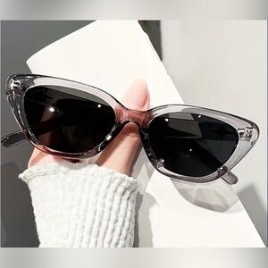 Stylish Cat-Eye Sunglasses with Dark Lenses